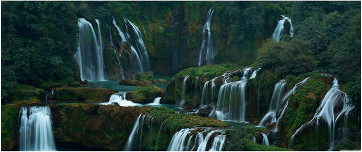 majestat ische wasserfalllandschaft in ueppiger natur