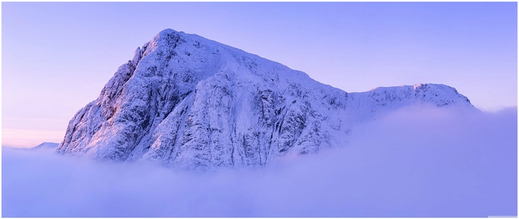 majestatierender berg im nebel mit pastellfarben