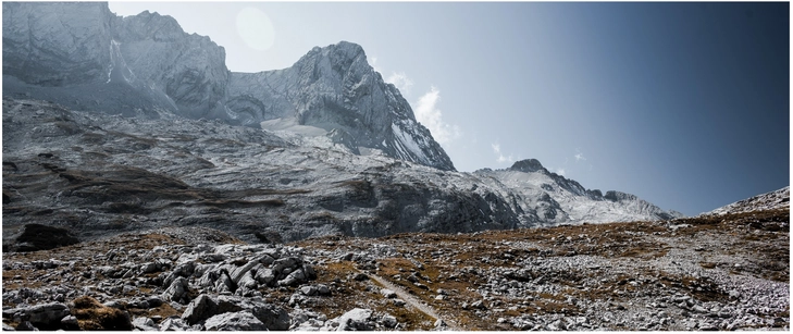majestetische alpenlandschaft mit klarem himmel
