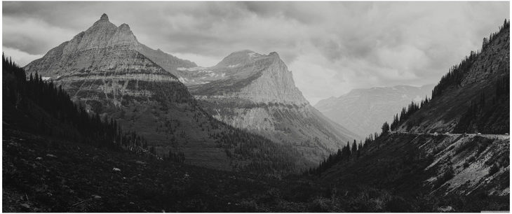 majestetische berge im glacier nationalpark in schwarz weiss