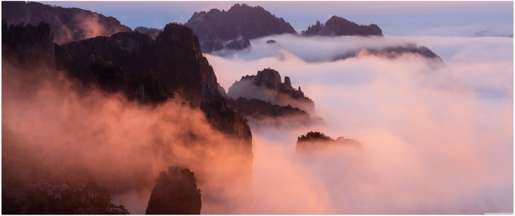 majestetische berge im wolkenmeer bei morgendaemmerung