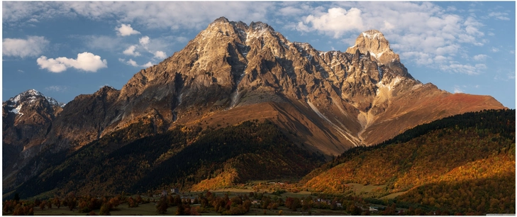 majestetische berge in herbstlicher landschaft