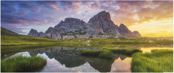 majestetische berge und spiegelndes wasser im sonnenuntergang