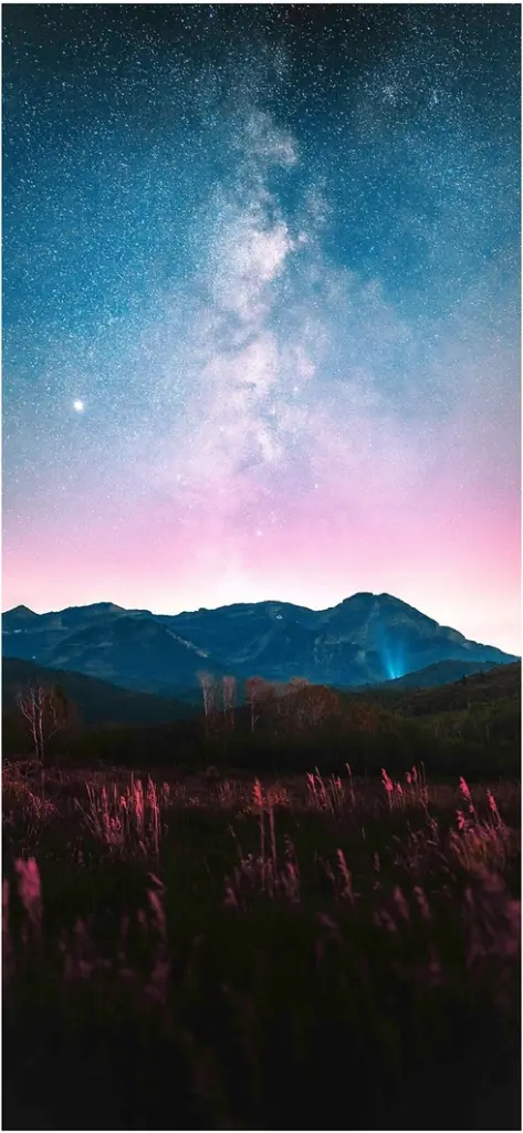 majestetische berge unter sternenuebersaetem himmel