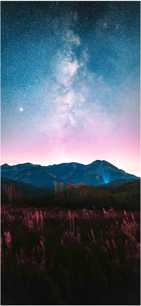 majestetische-berge-unter-sternenuebersaetem-himmel