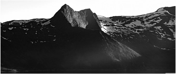 majestetische berglandschaft in schwarzweiss