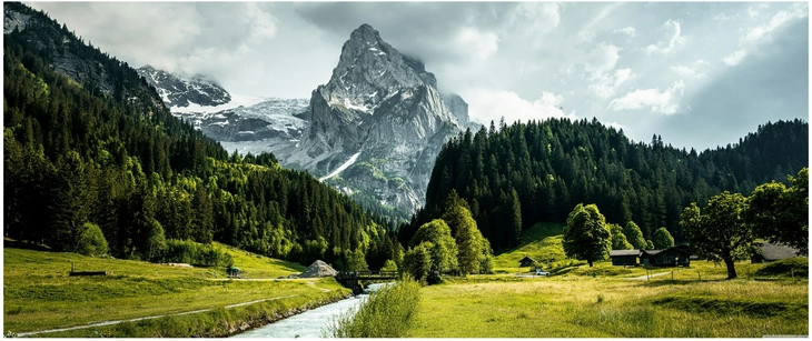 majestetische berglandschaft mit bach und waeldern