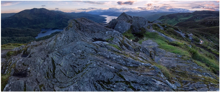 majestetische berglandschaft mit see und felsen