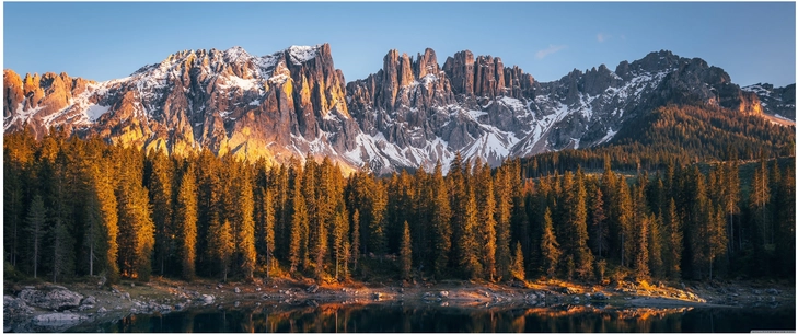 majestetische berglandschaft mit sonnenlicht und wald