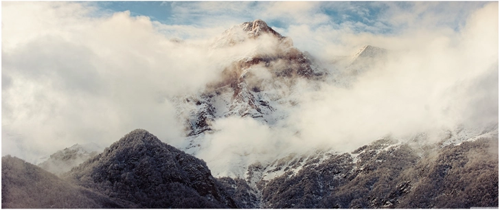 majestetische berglandschaft mit wolken und schnee