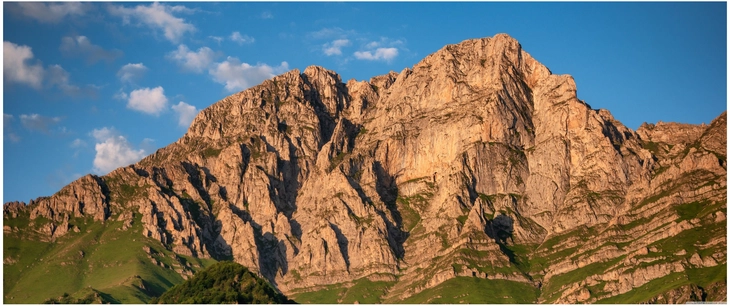 majestetische berglanschaft mit klarem himmel
