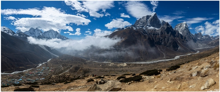 majestetische berglanschaft nepal mit dorf