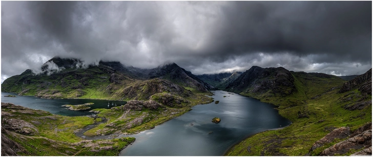 majestetische landschaft mit bergen und wasser