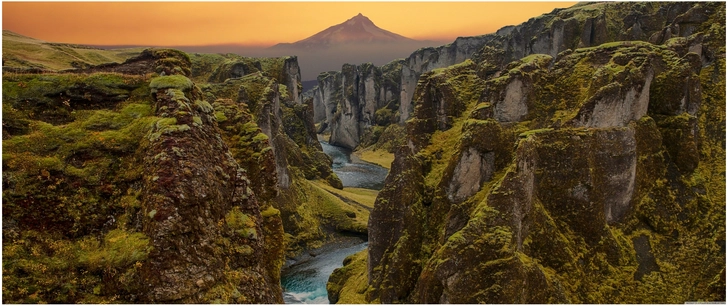 majestetische landschaft mit sonnenuntergang und fluss