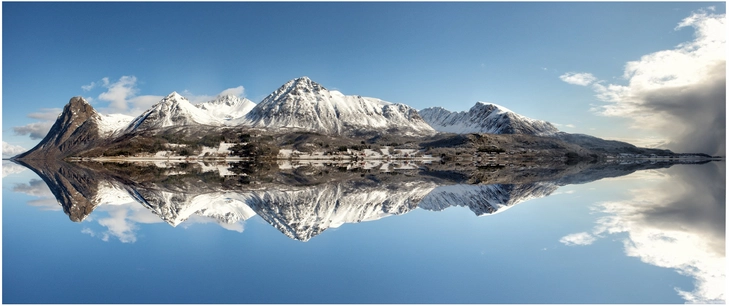 majestetische norwegische berge mit spiegelung im wasser