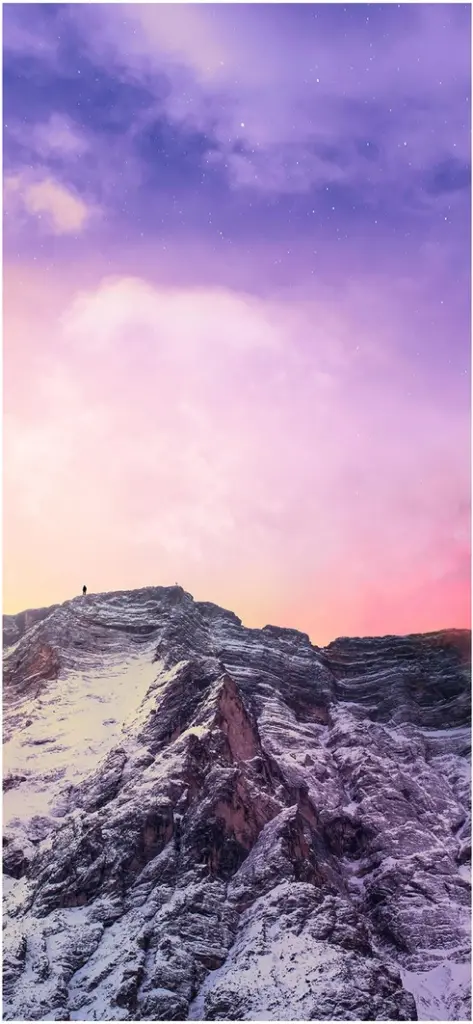majestetischer berg mit schneebedecktem gipfel im sonnenuntergang
