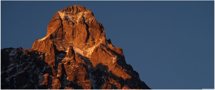 majestetischer berggipfel bei sonnenuntergang
