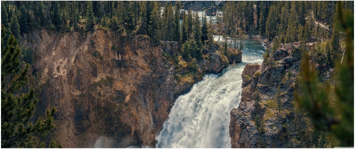 majestetischer wasserfall ueppiger natur landschaft