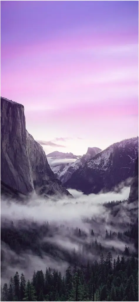 majestetisches bergpanorama mit nebel und sonnenuntergang