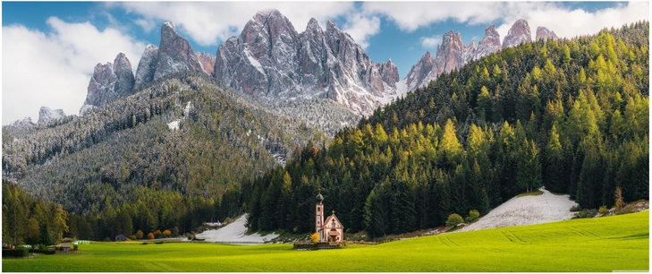 malerische berglandschaft mit kirche und waeldern
