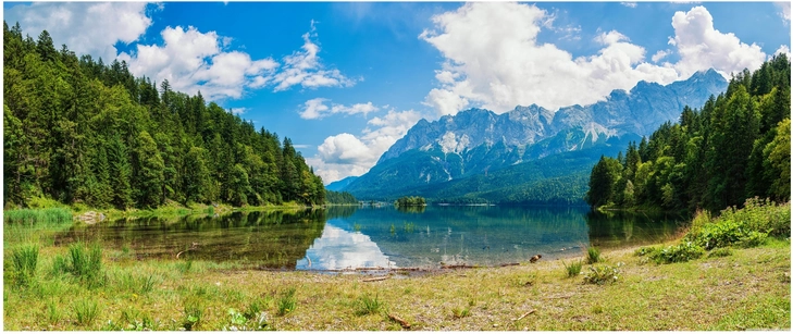 malerische berglandschaft mit ruhigem see und waeldern