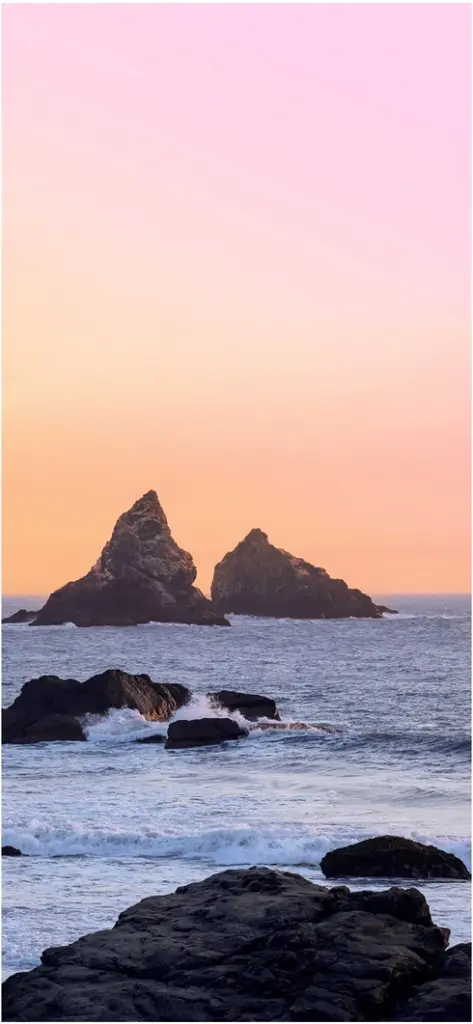 malerische kuestenlandschaft mit sonnenuntergang und felsen