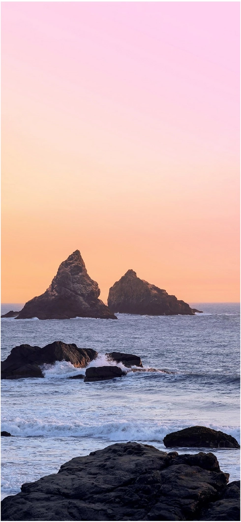 malerische-küstenlandschaft-mit-sonnenuntergang-und-felsen