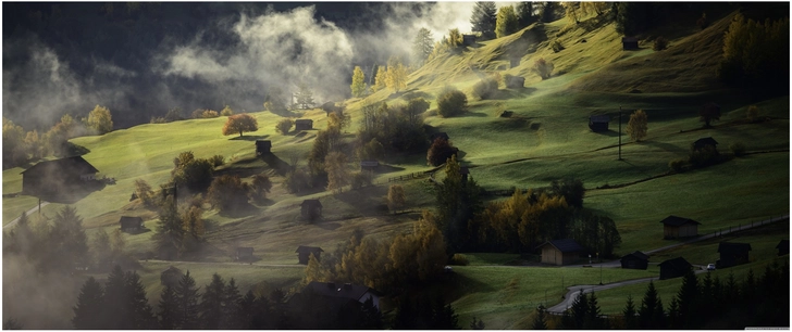 malerische landschaft mit nebel und huegeln