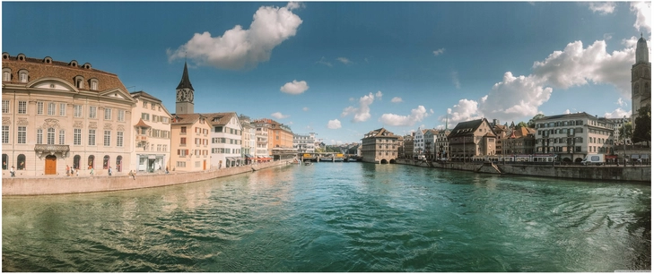 malerische stadtansicht am fluss in zuerich schweiz