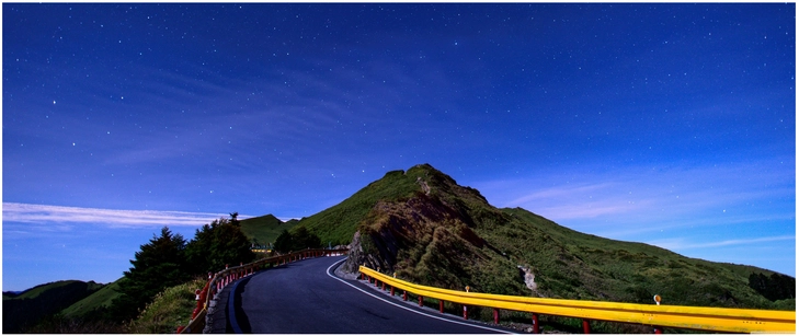 malerische strasse in der nacht mit sternen