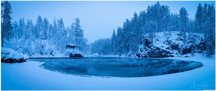 malerische winterlandschaft mit schneebedecktem fluss