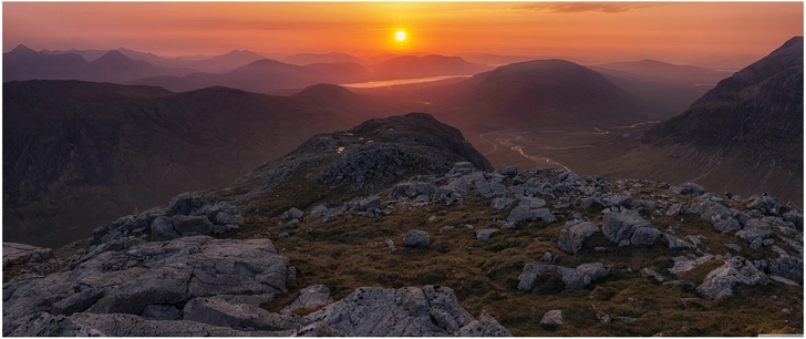 malerischer sonnenaufgang ueber gebirgen und taelern
