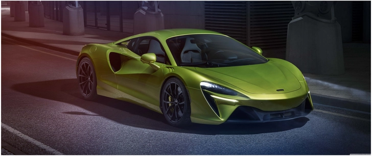 mclaren artura hybrid supersportwagen in moderner stadt