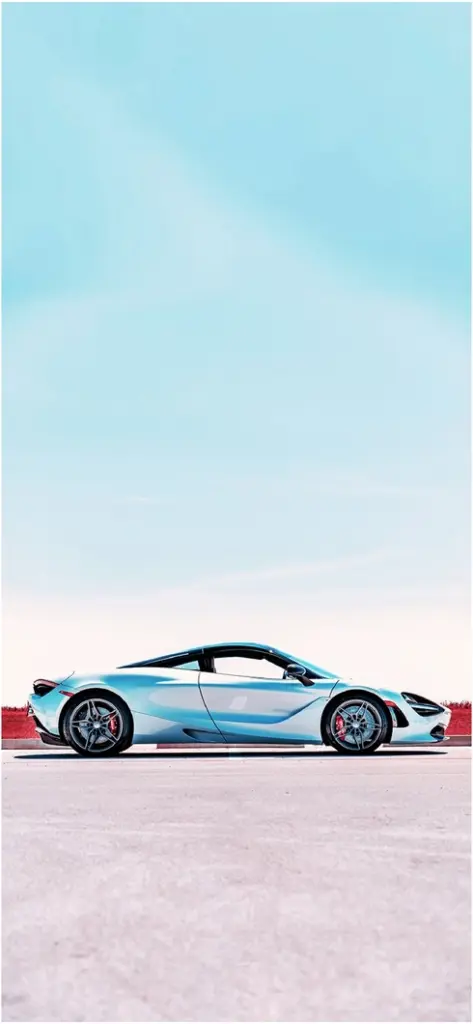mclaren sportwagen in der seitenansicht vor blauem himmel