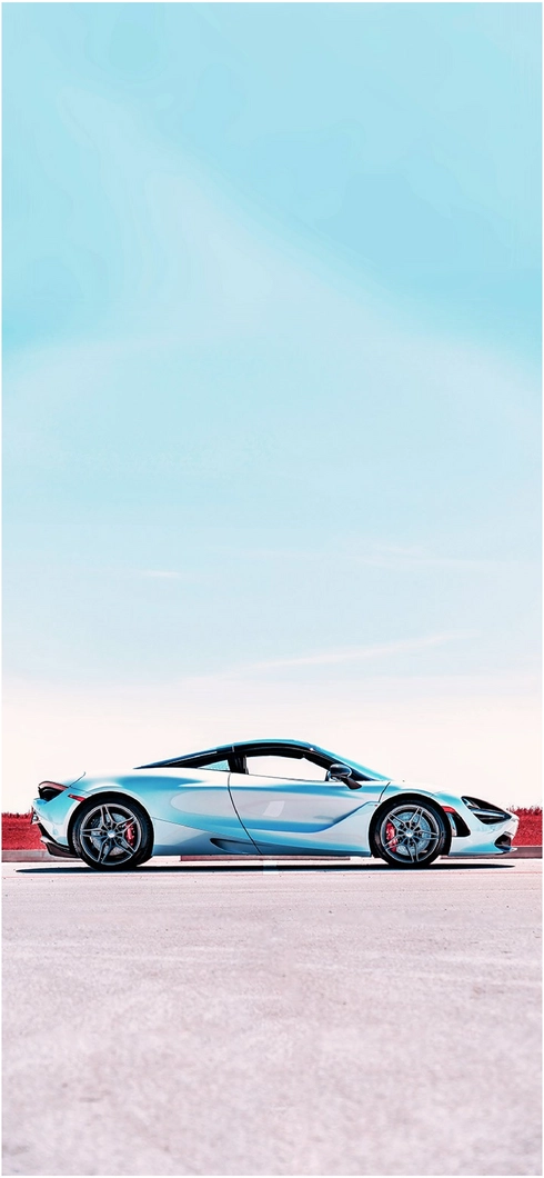 mclaren-sportwagen-in-der-seitenansicht-vor-blauem-himmel