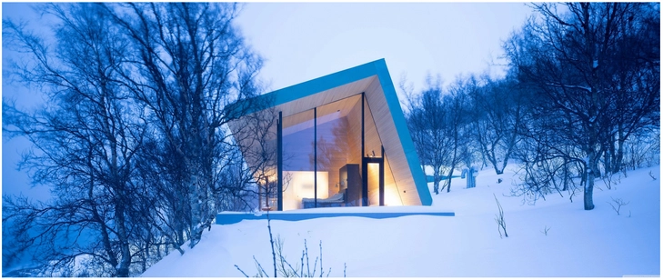 moderne architektur in verschneiter winterlandschaft