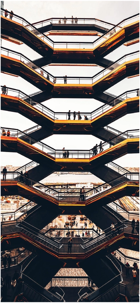moderne-architektur-mit-dynamischen-treppen-und-menschen