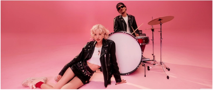 moderne musiker im stylischen look vor pinkem hintergrund