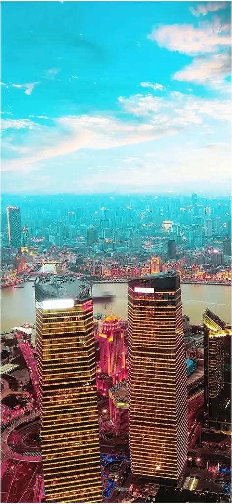moderne stadtansicht von shanghai bei nacht mit lebhafter beleuchtung