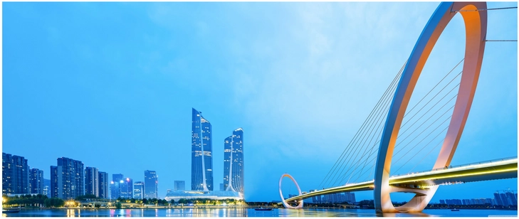 moderne stadtlandschaft mit futuristischer bruecke und architektur