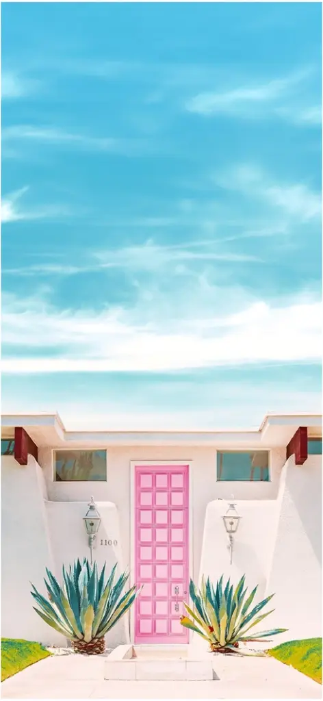 moderne weisse villa mit rosa tuer agaven