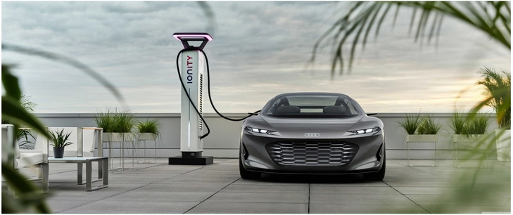 modernes elektroauto an urbaner ladestation