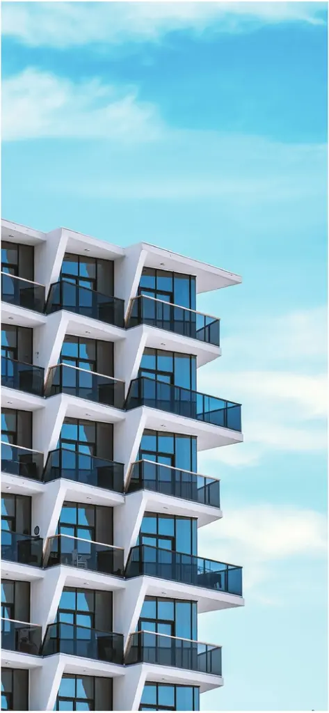 modernes hochhaus mit balkonen und grossen fenstern