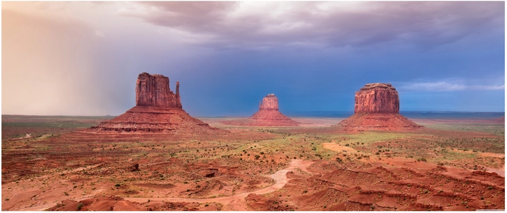 monument valley mit beeindruckenden felsformationen und dramatischem himmel