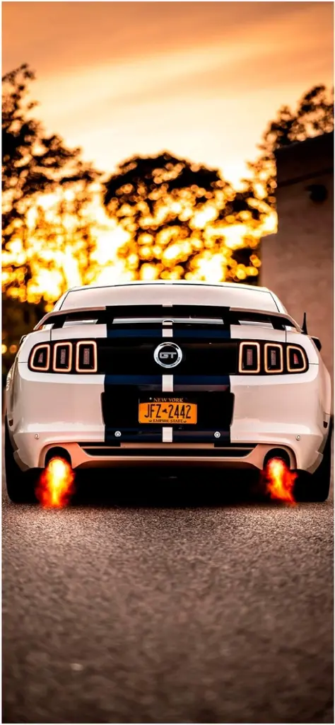 mustang gt bei sonnenuntergang mit flammen