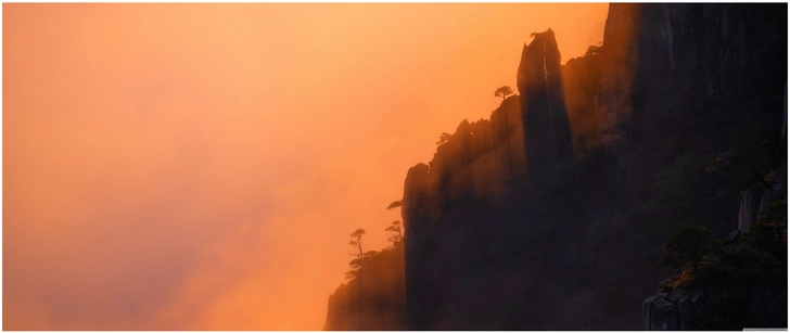 mystische berglandschaft im nebel bei sonnenuntergang