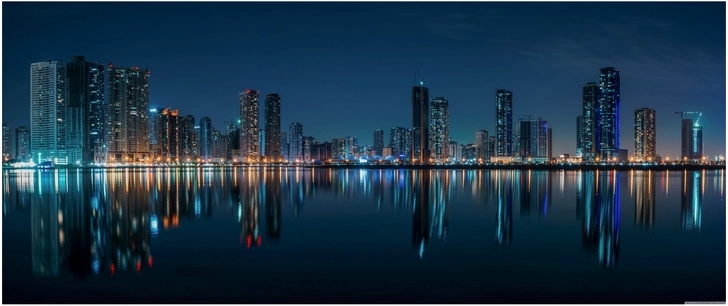 nachtansicht der wolkenkratzer in sharjah