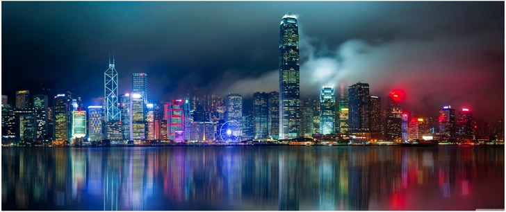 nachtansicht skyline von hongkong mit reflektierenden lichtern