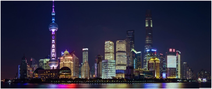 nachtansicht von shanghai mit oriental pearl tower