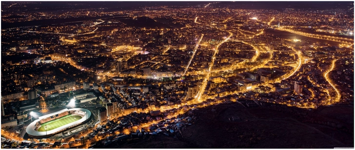 nachtansicht yerevan beleuchtete stadt und stadion